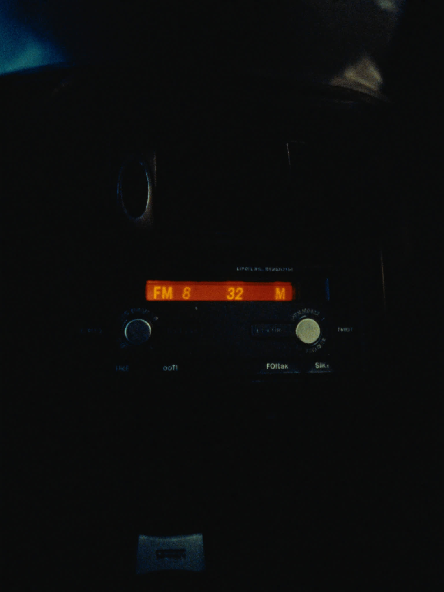 Il display di un'autoradio al buio